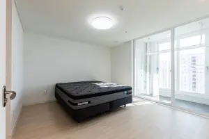 채광 좋은 미니멀 화이트 침실 인테리어